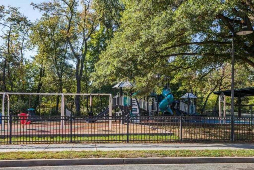 Cozy Semi Detached In Ne Dc Feriehus *